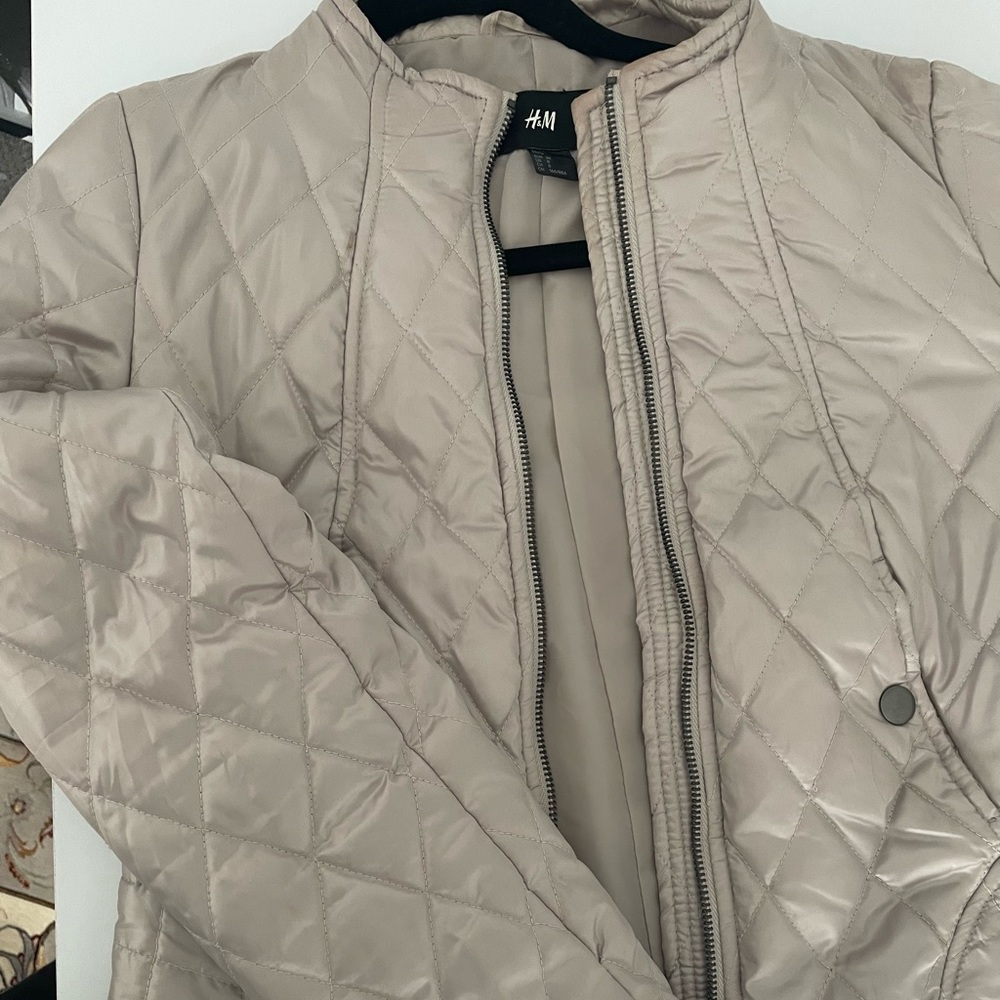 H&M beige spring jacket. Size 8 but fits like a small.